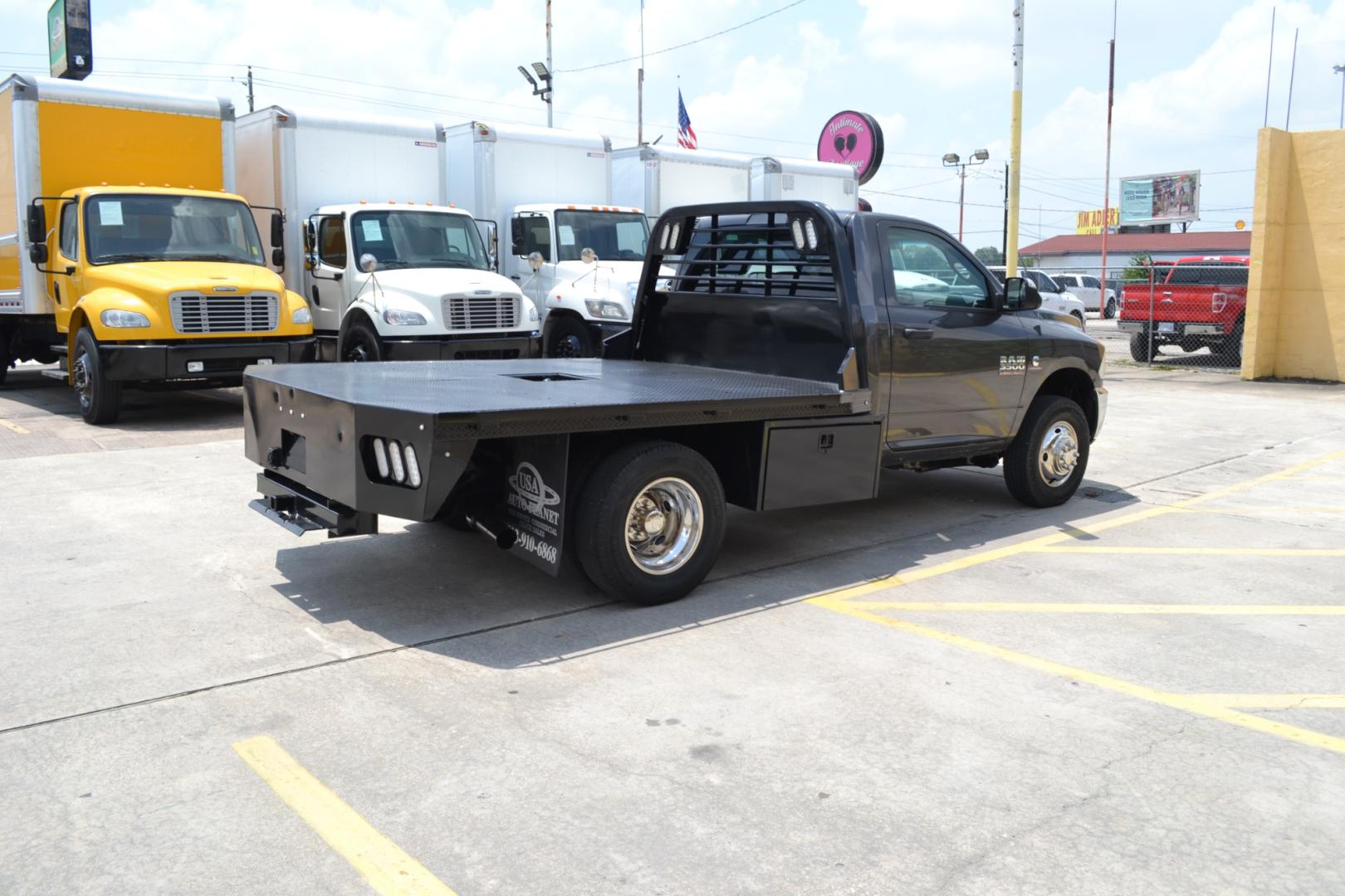 2018 GRAY /BLACK RAM 3500 with an CUMMINS 6.7L TURBO DIESEL engine, AISIN A465 6SPD AUTOMATIC transmission, located at 9172 North Fwy, Houston, TX, 77037, (713) 910-6868, 29.887470, -95.411903 - Photo#4